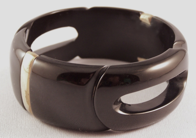 BB196 black cut out bangle